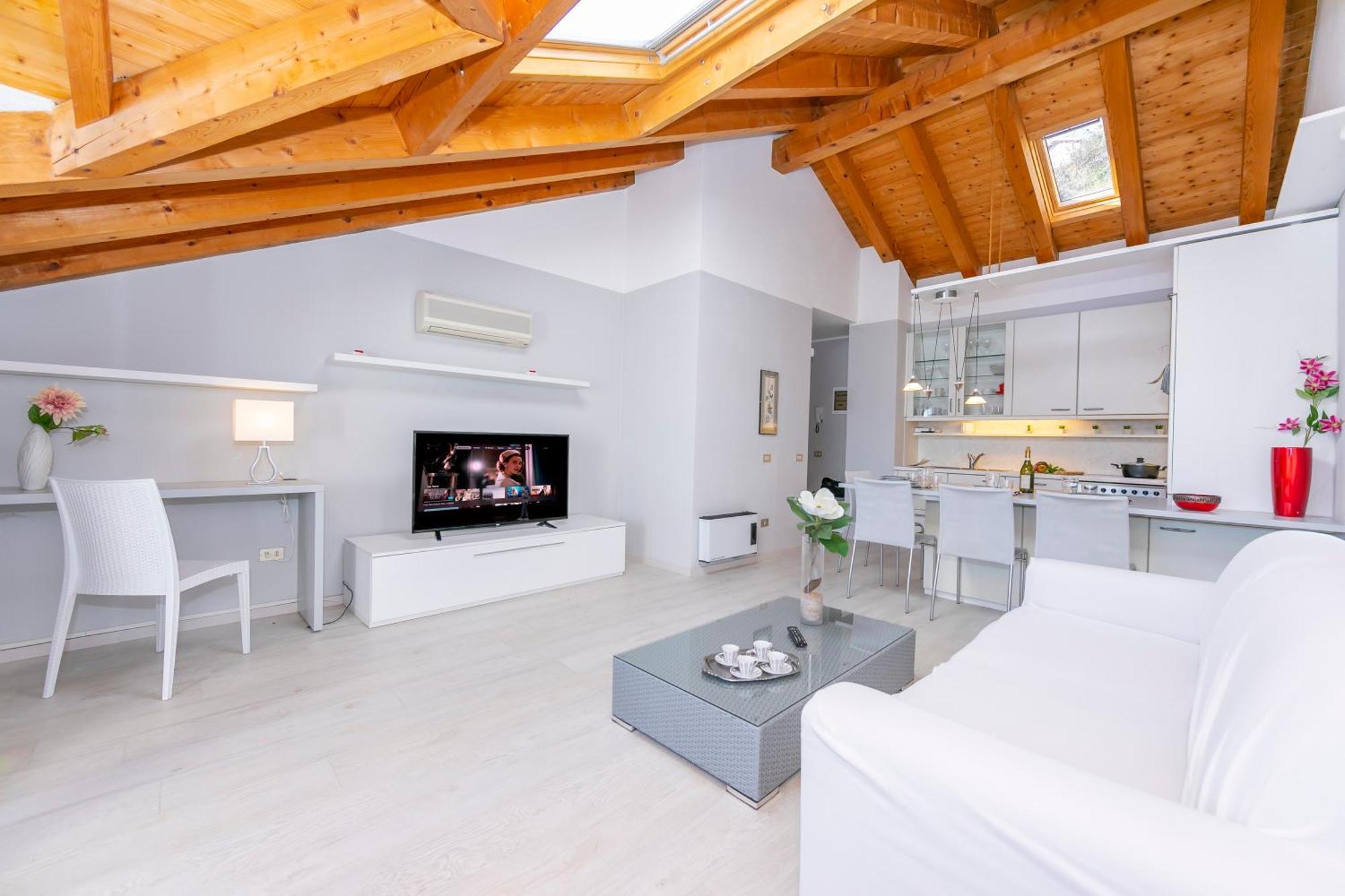 Blu Lake Apartment On Ghiffa Beach - Happy Rentals Exteriér fotografie